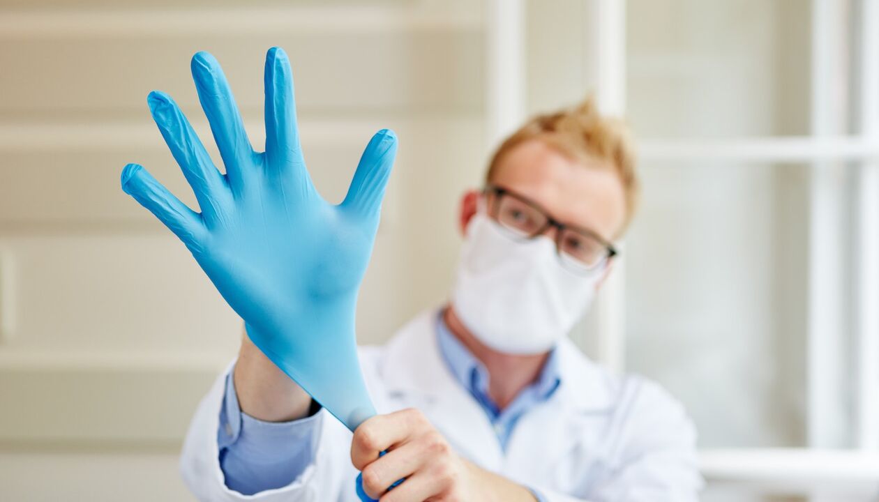 lékař si na masáž nasadí rukavici, aby se zabránilo prostatitidě
